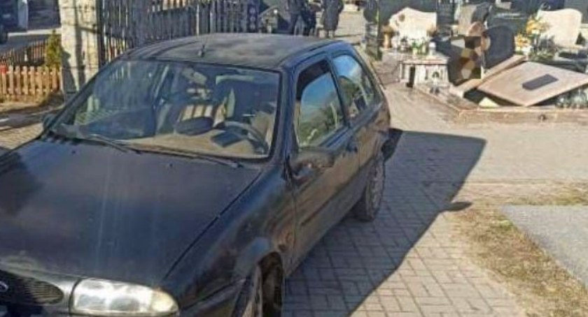 Wjechał autem na cmentarz. Uszkodził pomnik i bramę [zdjęcia]