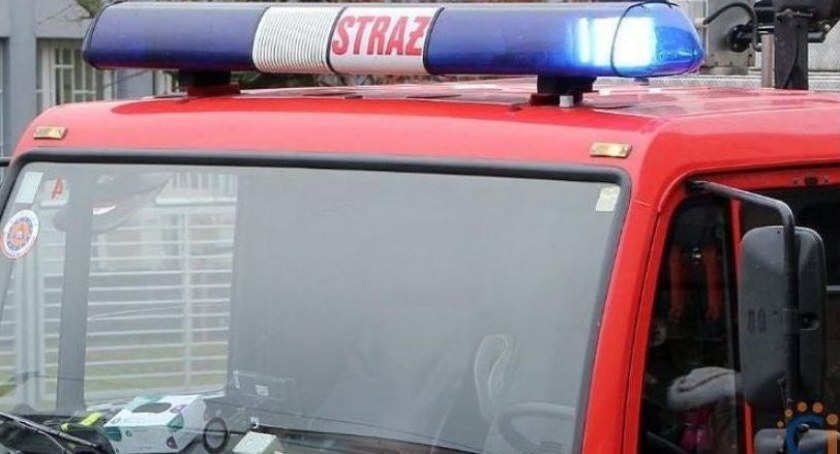 Fiat zapalił się podczas jazdy na drodze pod Ciechanowem