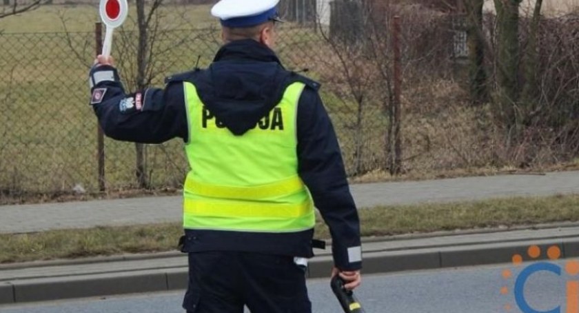 Miał prawo jazdy od miesiąca i już je stracił. Nastoletni pirat drogowy zatrzymany przez policję