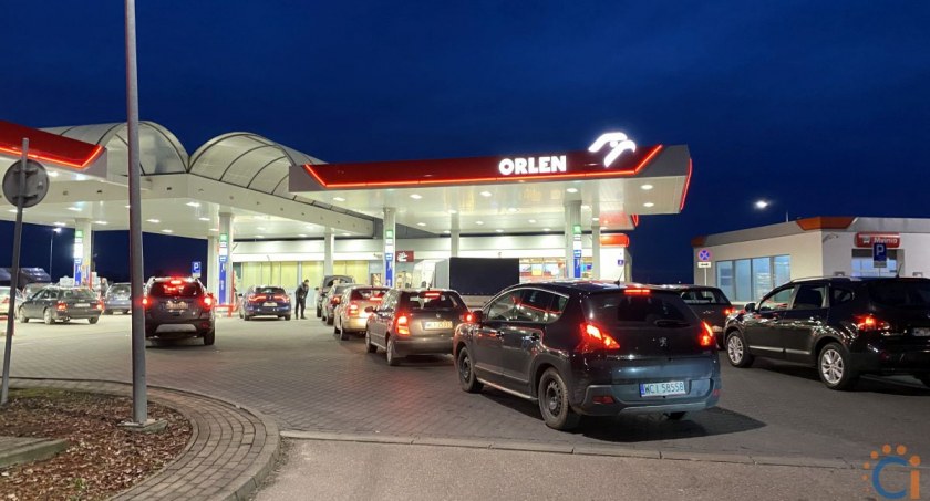 Duże kolejki na stacjach paliw w Ciechanowie [zdjęcia]