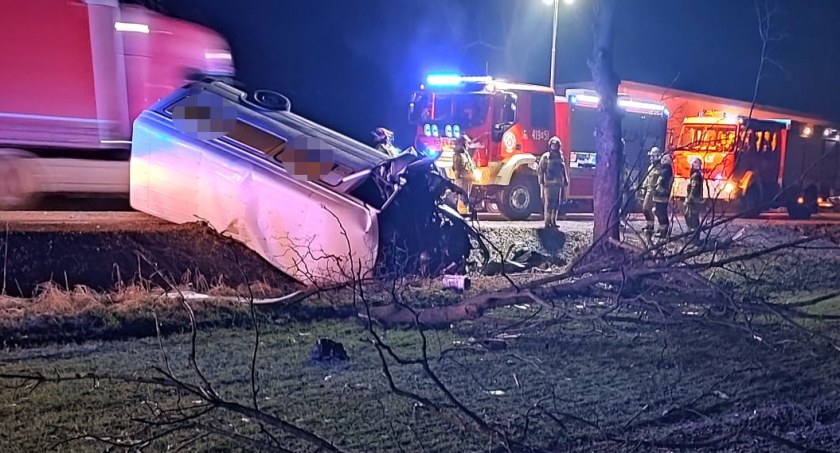 Samochód dostawczy uderzył w drzewo w okolicach Ciechanowa [zdjęcia]