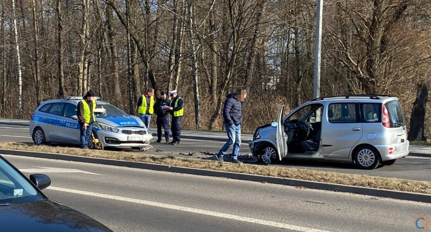 AKTUALIZACJA: Zderzenie radiowozu z osobówką w Ciechanowie [zdjęcia]
