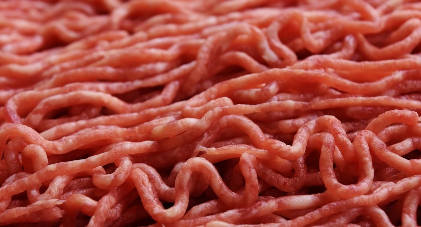 Salmonella w mięsie z popularnego marketu