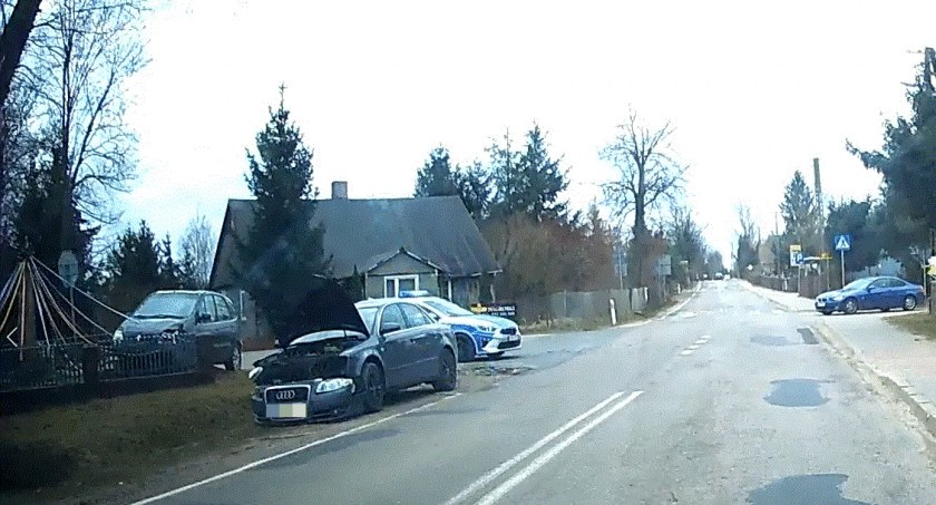 Zderzenia osobówek na skrzyżowaniu pod Ciechanowem