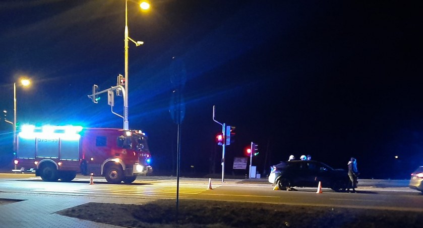 Wbiegł na drogę, uderzył w niego samochód