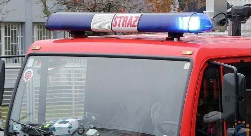 Dziecko uwięzione w samochodzie przy sklepie w Ciechanowie