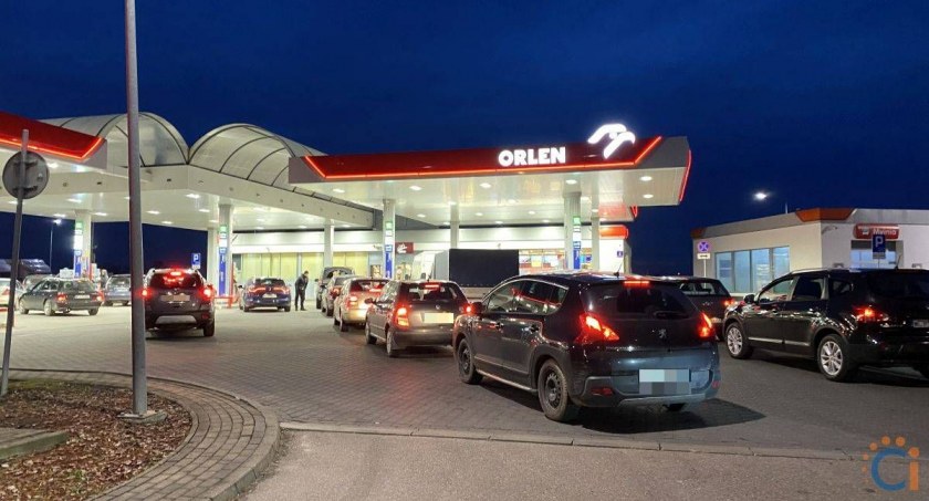 Orlen obniża ceny paliw i znosi limity