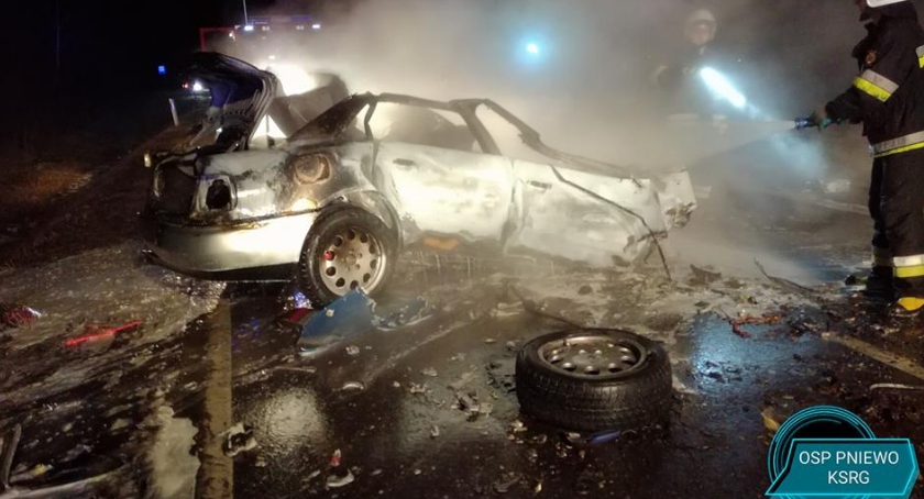 Tragedia u sąsiadów: Audi czołowo uderzyło w ciężarówkę i zapaliło się. Zginął 27-latek 