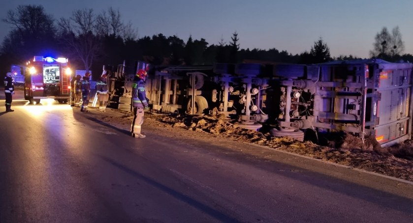 Ciężarówka przewożąca drób wywróciła się w rowie [zdjęcia]