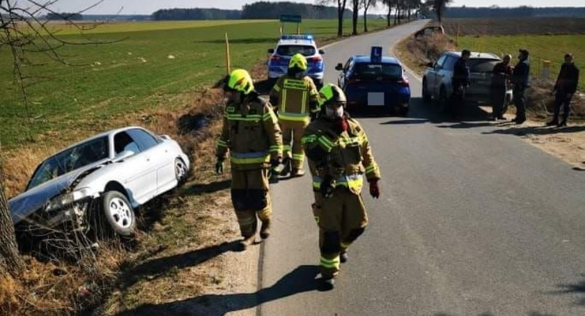 Opel uderzył w drzewo. W środku dwóch pijanych mężczyzn [zdjęcia]
