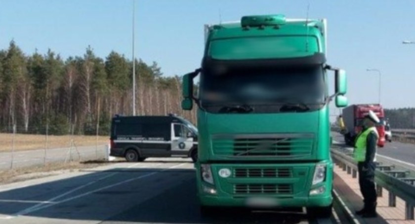 Przewoził meble na podwójnym gazie. Wpadł w powiecie ciechanowskim