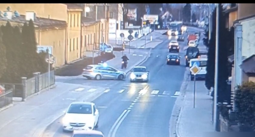 Policyjny pościg za motocyklistą. Wjechał na chodnik, wyprzedzał na pasach [wideo]