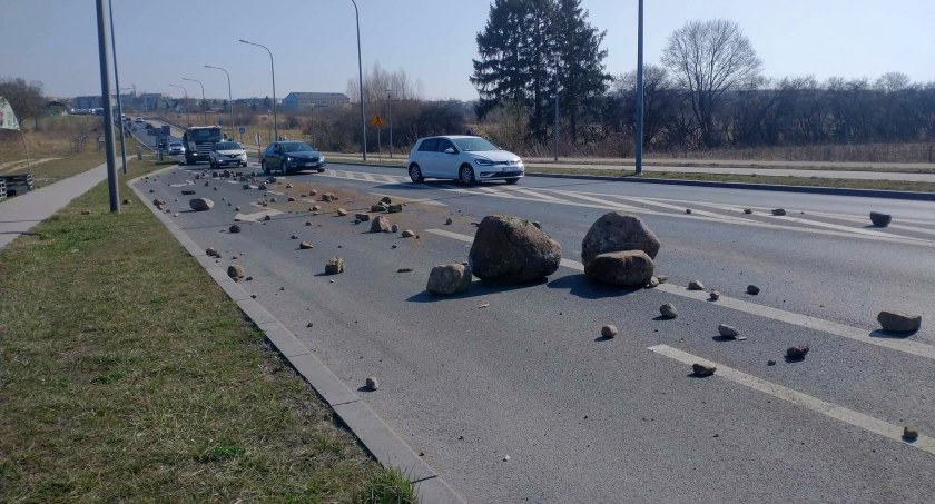 Wasze Info: Kamienie na drodze. Utrudnienia na pętli miejskiej w Ciechanowie [zdjęcia]