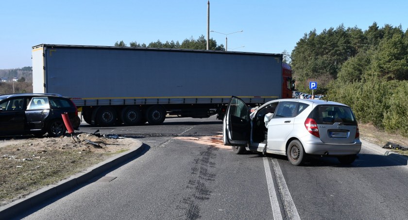 Zderzenie osobówki z tirem. Trzy osoby ranne