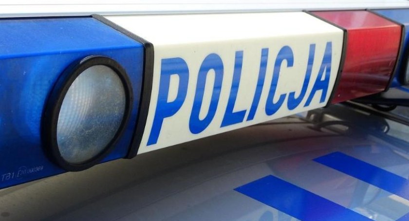 Nastolatek przewoził motorowerem dwie koleżanki. Mandatem ukarano jego ojca