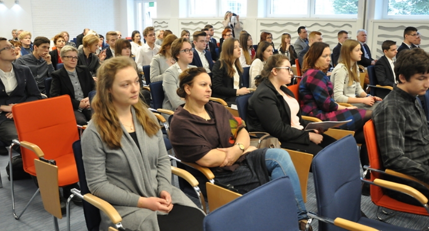 Najlepsi uczniowie z subregionu ciechanowskiego ze stypendiami marszałka
