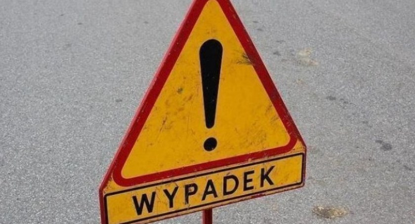 Toyota na boku. W Ciechanowie nastoletni kierowca uderzył w krawężnik