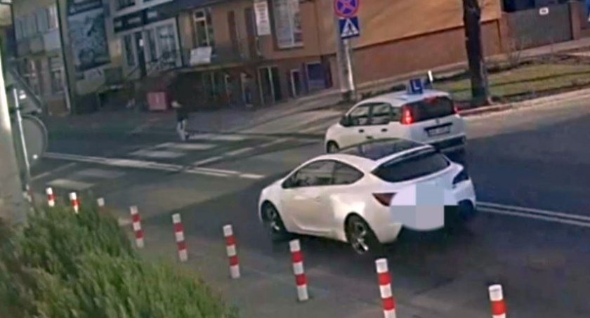 Wyprzedzała na pasach, bo się spieszyła. Mogło dojść do tragedii [wideo]