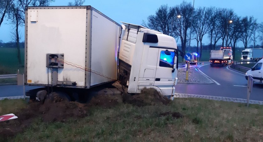Uszkodził znaki i zablokował rondo [zdjęcia]