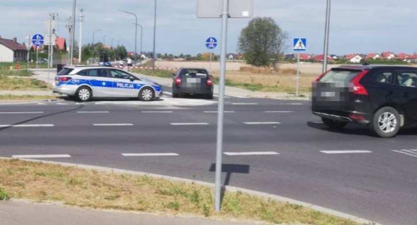 Zderzenie osobówek na pętli miejskiej