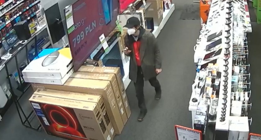 Złodziej słuchawek poszukiwany przez policję [wideo]