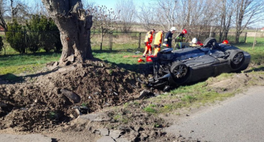 Skoda uderzyła w drzewo i dachowała [zdjęcia]