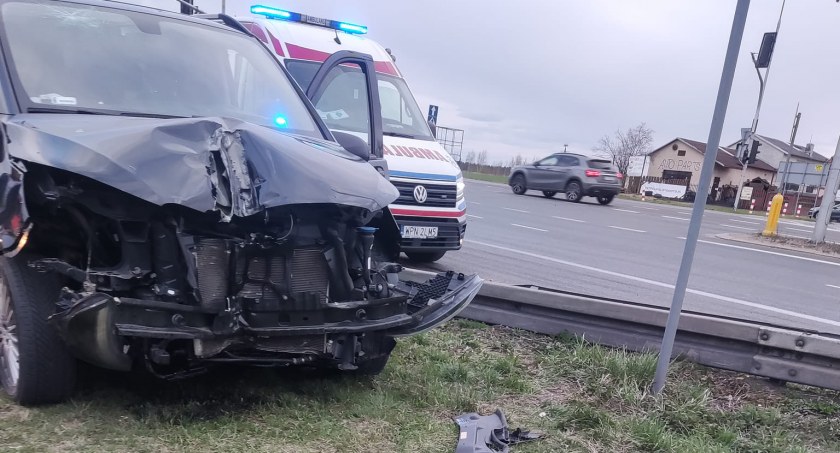 Dostawczak uderzył w sygnalizator. Za kierownicą nastolatek z Ciechanowa [zdjęcia]