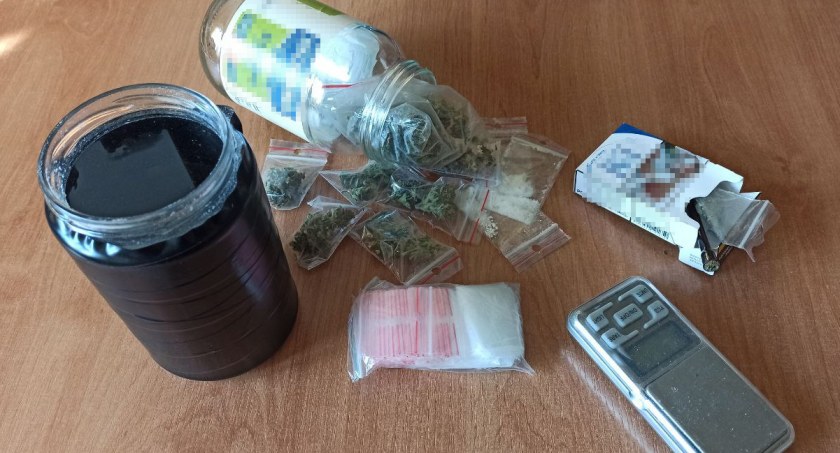 Odrzucił plecak z narkotykami pod nogi pasażera. Młody kierowca w rękach policji