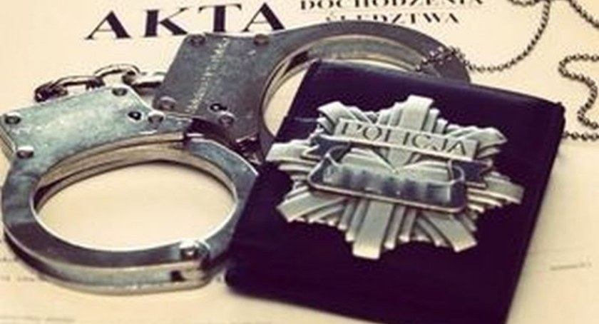 Policja z Ciechanowa zatrzymała dwóch oszustów. Wyłudzili kilkanaście tysięcy złotych