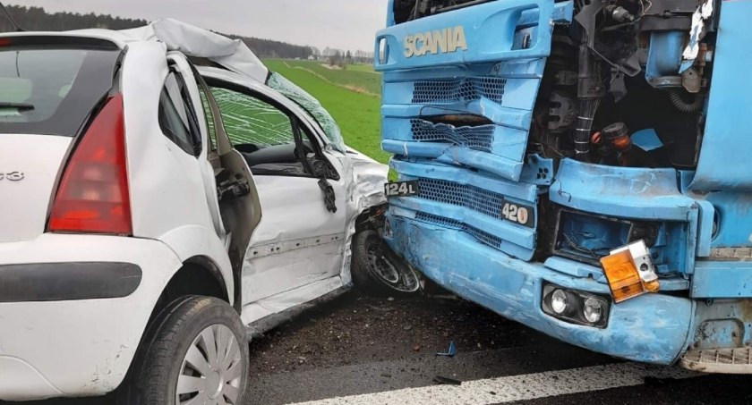 Citroen zderzył się z ciężarówką. Ranna młoda kobieta i dwuletnie dziecko [zdjęcia]