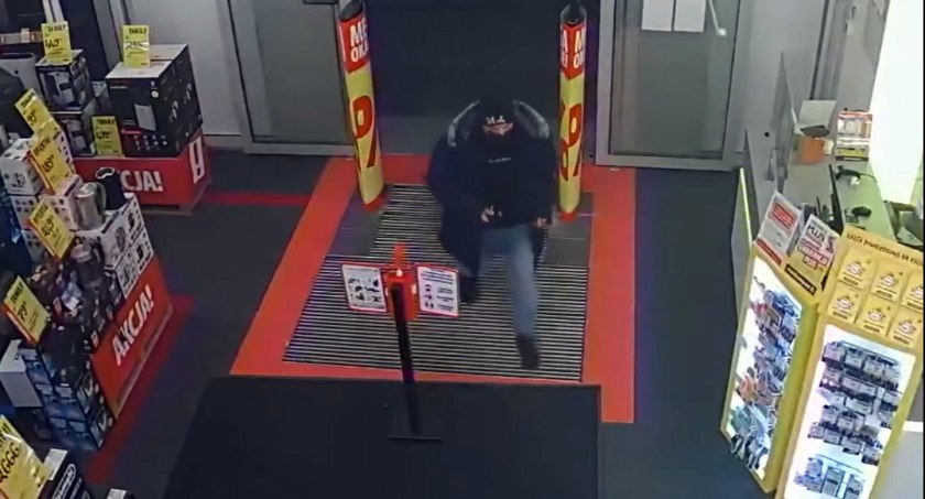 Złodzieje grasowali w sklepach. Szuka ich policja [wideo]