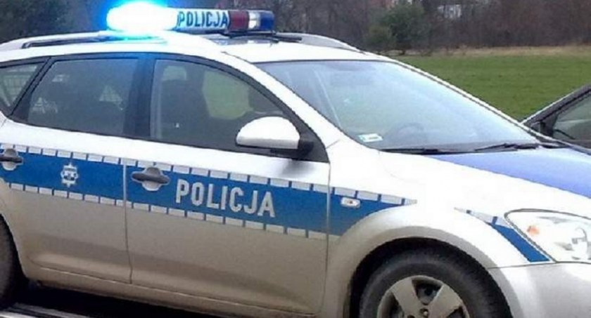Na widok radiowozu wysiadł z auta i schował się w zaroślach