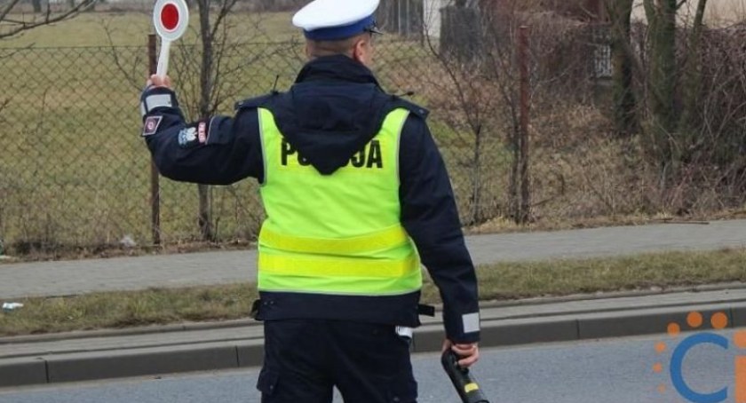 Za szybko i bez prawka. Ciechanowianka zatrzymana, gdy odwoziła dziecko do szkoły