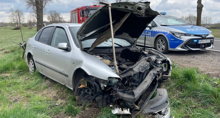 Wyprzedzał i uderzył w drzewo pod Glinojeckiem [zdjęcia]