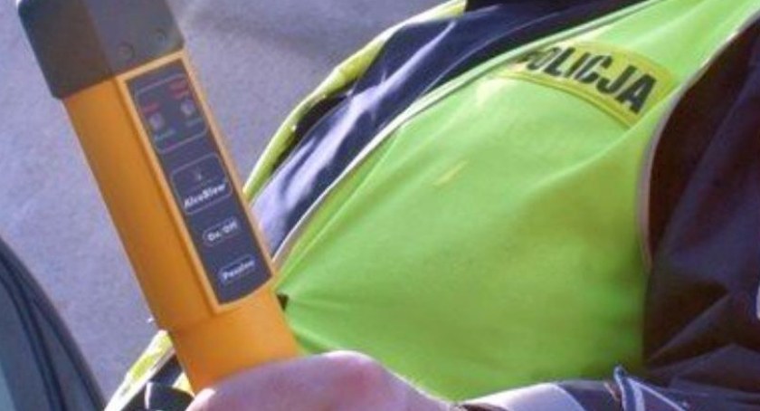 Pijany senior stwarzał zagrożenie na drodze pod Ciechanowem