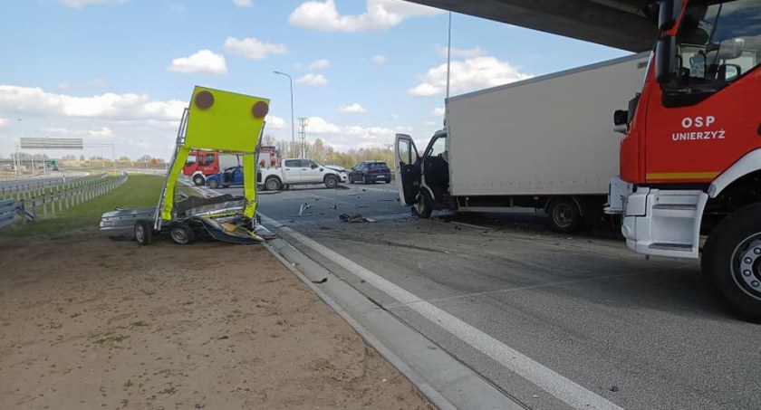 Uderzył w pojazd techniczny. Wypadek na nowej drodze [zdjęcia]