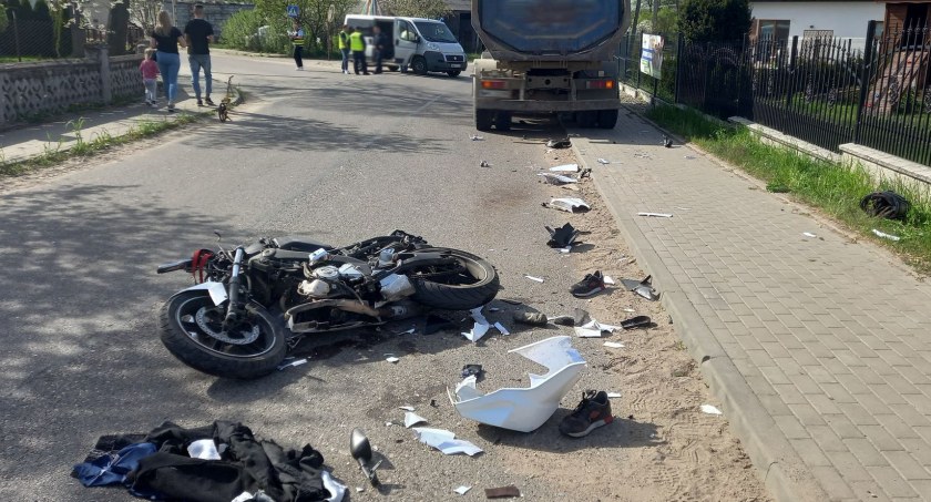 Motocykl uderzył w ciężarówkę. Nastolatek ciężko ranny [zdjęcia]