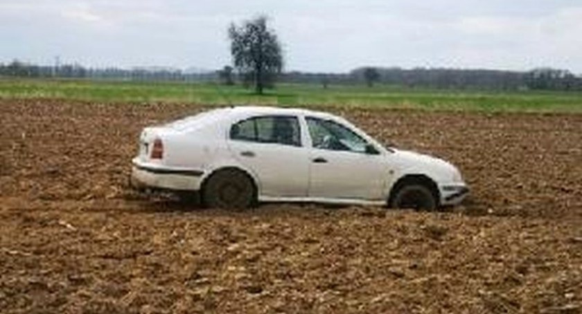 Nastolatek ukradł auto, bo nie chciało mu się pieszo wracać z imprezy. Spowodował kolizję