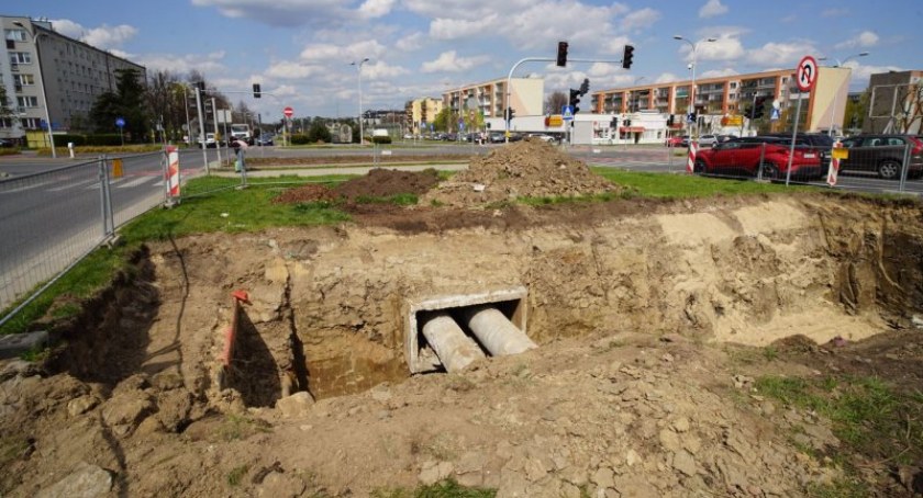 W centrum Ciechanowa modernizują główną magistralę. Mieszkańców czekają utrudnienia
