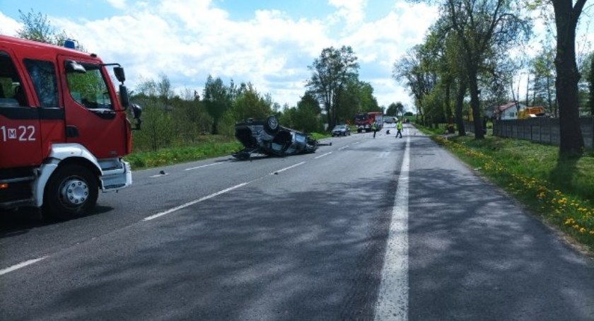 Z ostatniej chwili: Wyprzedzał i dachował. Droga jest zablokowana