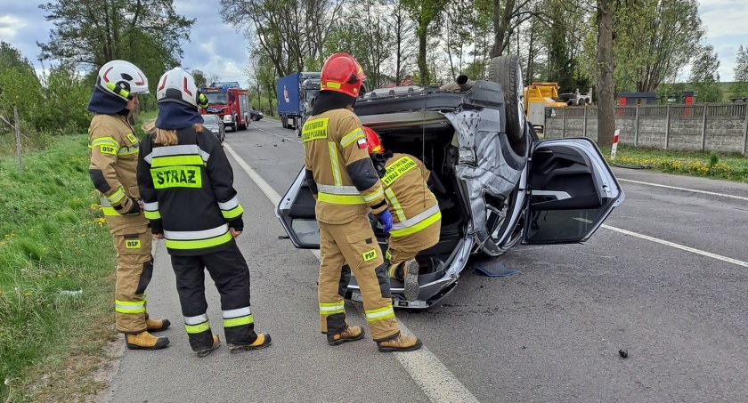 Ratował się przed zderzeniem z ciężarówką. Uderzył w drzewo i dachował [zdjęcia]