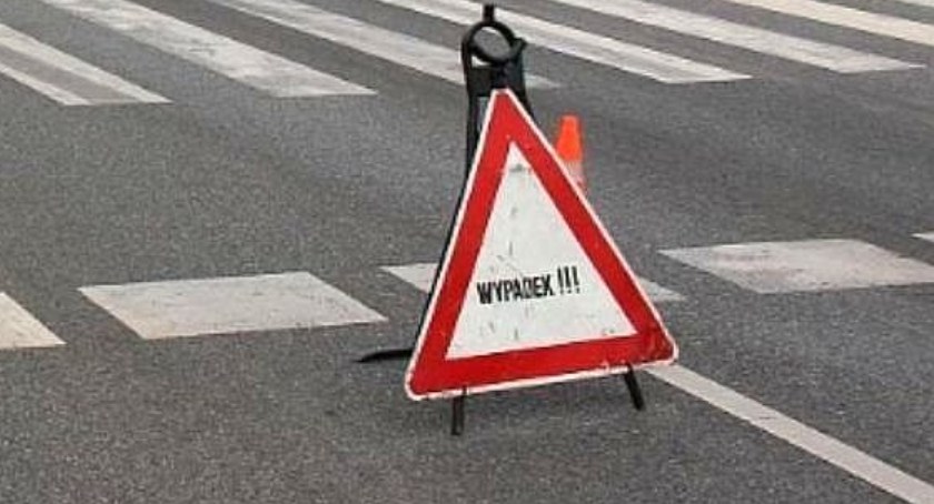 Przejechała autem przez chodnik, ścieżkę rowerową i dachowała. Groźne zdarzenie w Ciechanowie