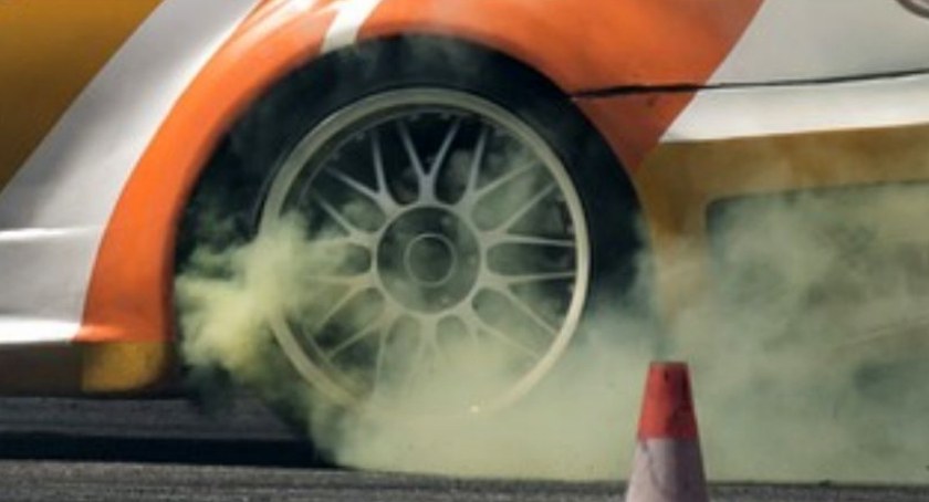 Kosztowny drift młodego kierowcy