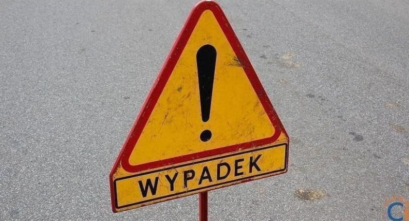 Seniorka zignorowała znak STOP. Dwie osoby ranne