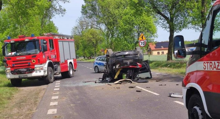 Wyjeżdżała ze stacji paliw i spowodowała wypadek [zdjęcia]