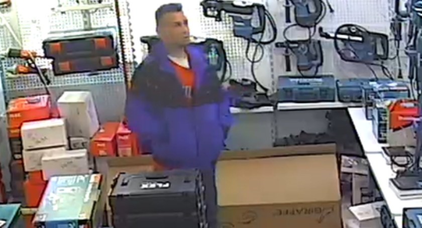 Kradzież w sklepie na terenie Ciechanowa. Policja szuka sprawcy [wideo]