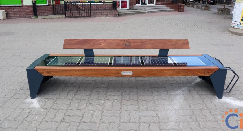 Zielony przystanek i solarne ławeczki stanęły w Ciechanowie [zdjęcia]