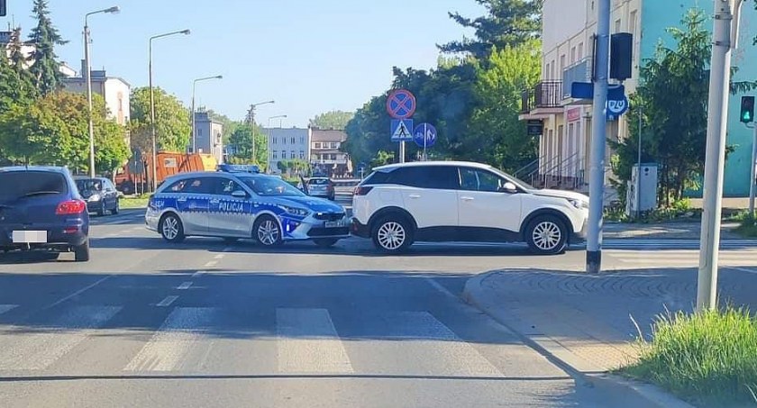 Radiowóz uderzył w Peugeota w centrum Ciechanowa