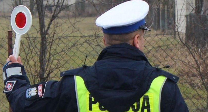 Na zakazie, bez uprawnień i po alkoholu. Jego auto nie miało przeglądu od 8 lat