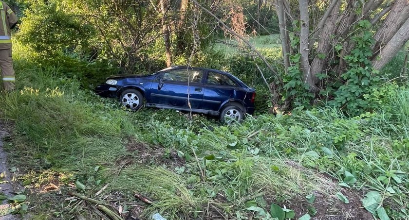 Opel dachował w rowie. Kierowca schował się w zaroślach, winę zrzucił na żonę [zdjęcia]